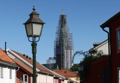 Dagens bild+arkiv: Linköpings domkyrka har nu klätts i byggnadsställningar
